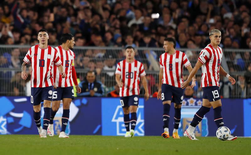 FOTO DE ARCHIVO. El paraguayo Miguel Almirón y sus compañeros miran abatidos después de que el argentino Nicolás Otamendi marcó su primer gol en el Estadio Monumental de Buenos Aires