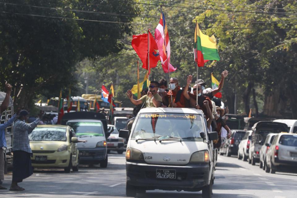 La città di Yangon presidiata dai militari il giorno dopo il colpo di Stato che ha portato all'arresto della leader del Paese, Aung San Suu Kyi (Andrew Nachemson via AP)
