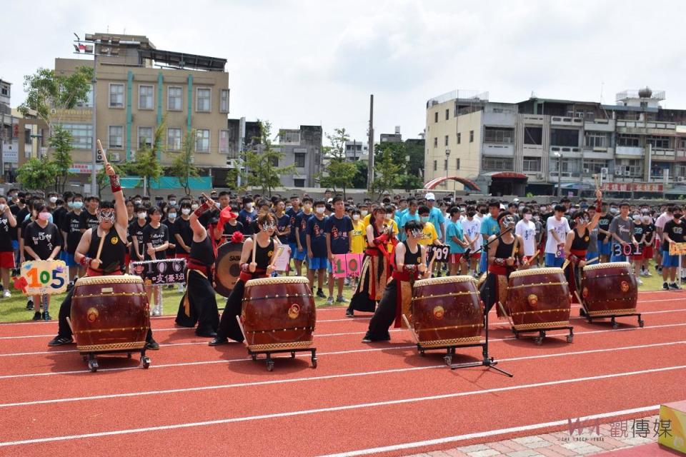 建國國中校長方廷彰說，感謝張縣長、縣府團隊及中央、地方各級民代幫忙，大力支持與協助爭取學校所需建設經費。希望未來社區民眾及家長都能多使用學校的操場及運動設施，共同打造一個北港最優質的運動健康生活場域。