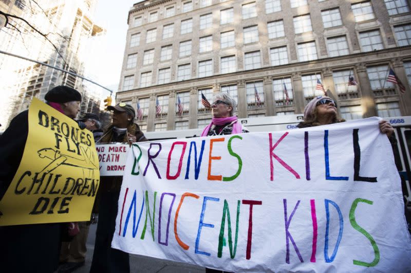 Mitglieder der Gruppe „Großmütter gegen den Krieg“ protestieren gegen die Drohnenangriffe der US-Regierung am 3. April 2013 in New York City. (Foto: Lucas Jackson / Reuters)