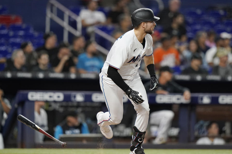 Charles Leblanc de los Marlins de Miami corre tras pegar un doble productor en la quinta entrada del segundo juego de una doble cartelera contra los Rangers de Texas, el lunes 12 de septiembre de 2022, en Miami. (AP Foto/Lynne Sladky)