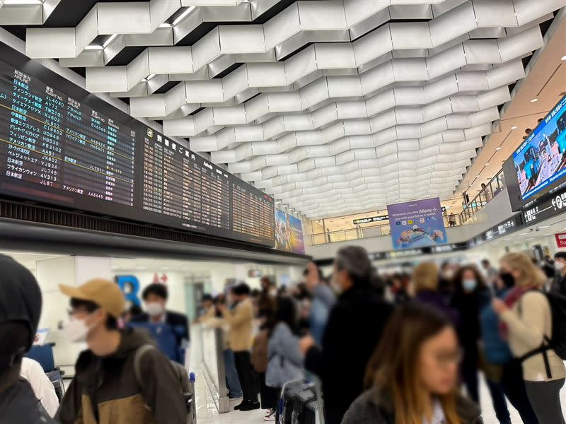 這幾天入境日本成田機場的旅客相當多，入境手續雖然不煩瑣，但需要花時間等待，提醒大家留意行程的安排。（圖／記者張雅筑攝）