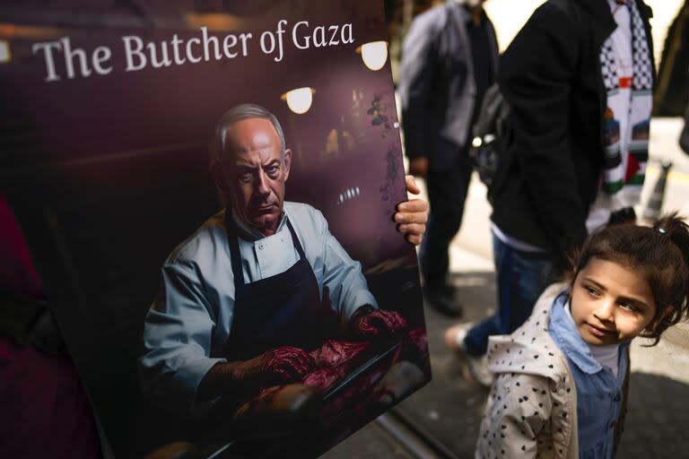 Una niña mira un cartel del primer ministro israelí, Benjamin Netanyahu, durante una protesta a favor de los palestinos en Estambul, Turquía, el domingo 21 de abril de 2024.