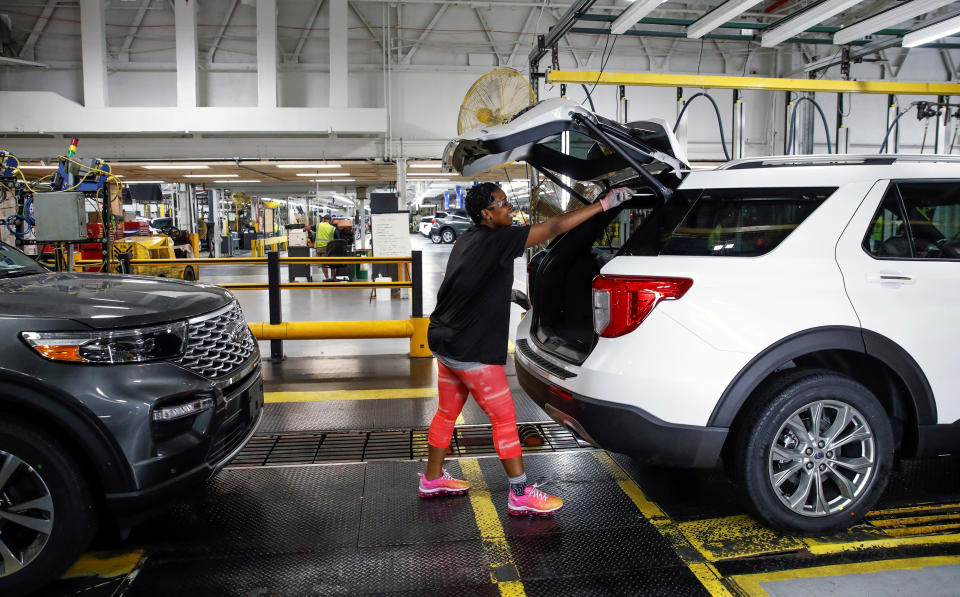 A worker checks a 2020 Ford Explorer car at Ford's Chicago Assembly Plant in Chicago. (Photo: REUTERS/Kamil Krzaczynski)