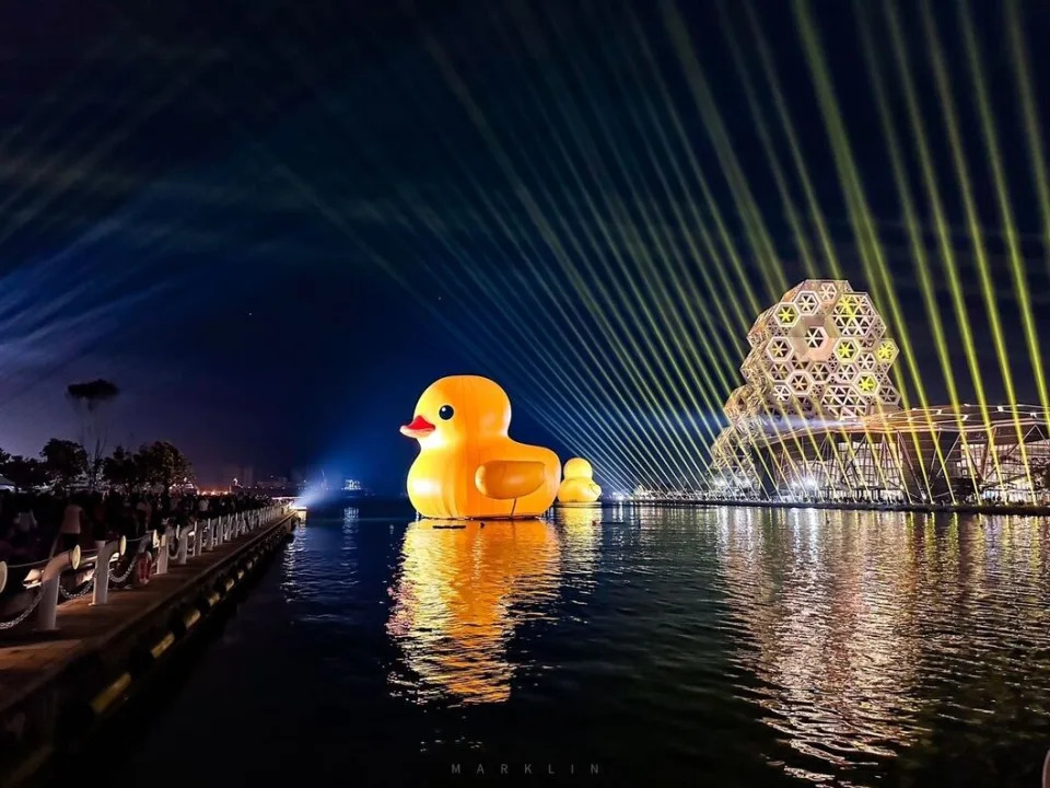 晚上搭配愛河灣燈光展演，讓民眾捕捉不同視角的小鴨照。圖/高雄市政府提供