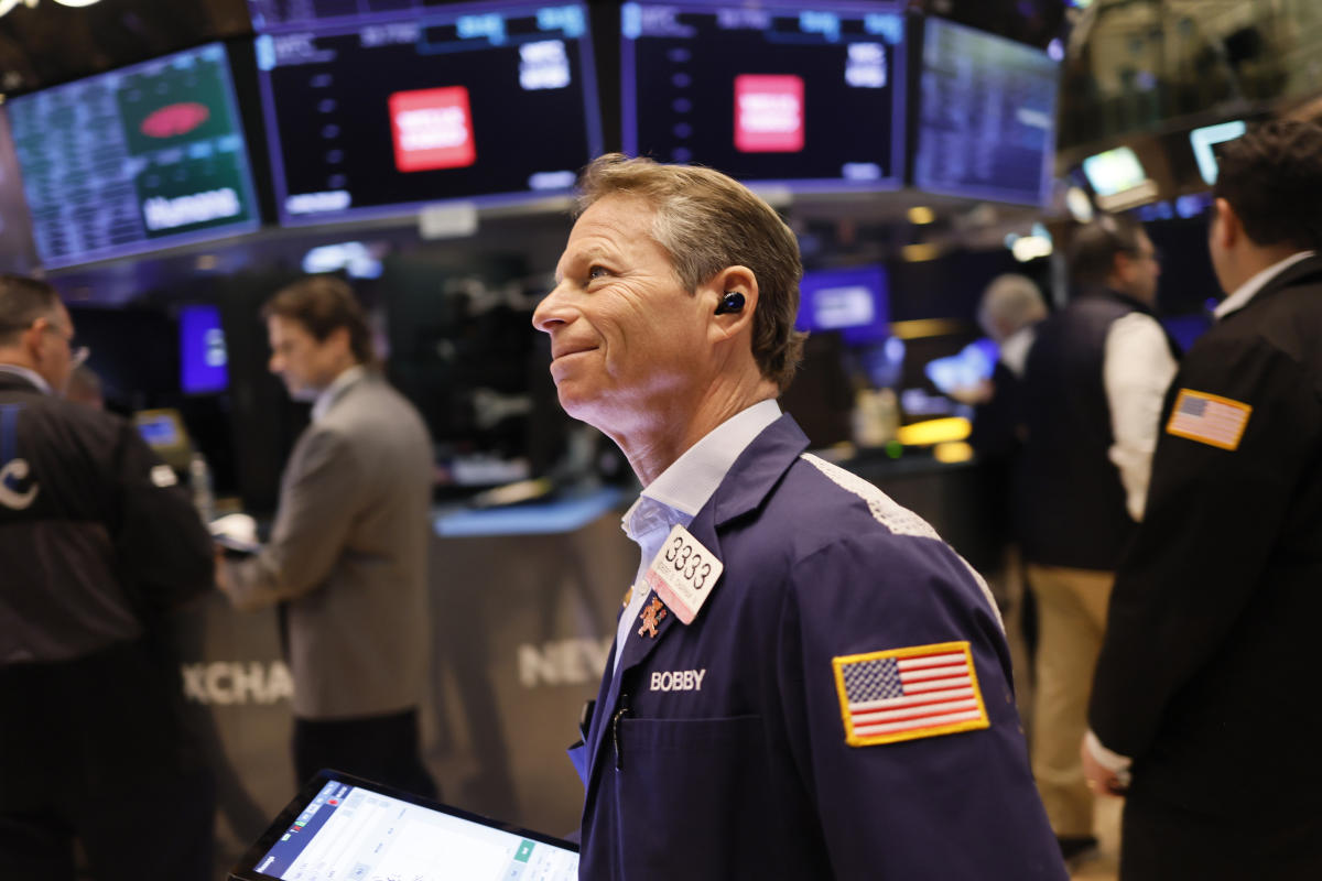 Las acciones subieron cuando el S&P 500 alcanzó un nuevo récord para comenzar una semana llena de ganancias