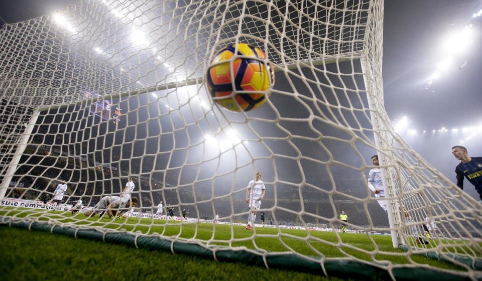 Inter Milan's Mauro Icardi scores during a Serie A soccer match between Inter Milan and Lazio, at the San Siro stadium in Milan, Italy, Wednesday, Dec. 21, 2016. (AP Photo/Luca Bruno)