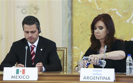 Mexico's President Enrique Pena Nieto and Argentina's President Cristina Fernandez de Kirchner attend the first working session of the G20 Summit in Constantine Palace in Strelna near St. Petersburg, September 5, 2013. REUTERS/Sergei Karpukhin
