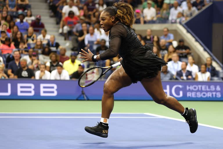 Serena Williams corre a buscar una pelota corta frente a Kovinic