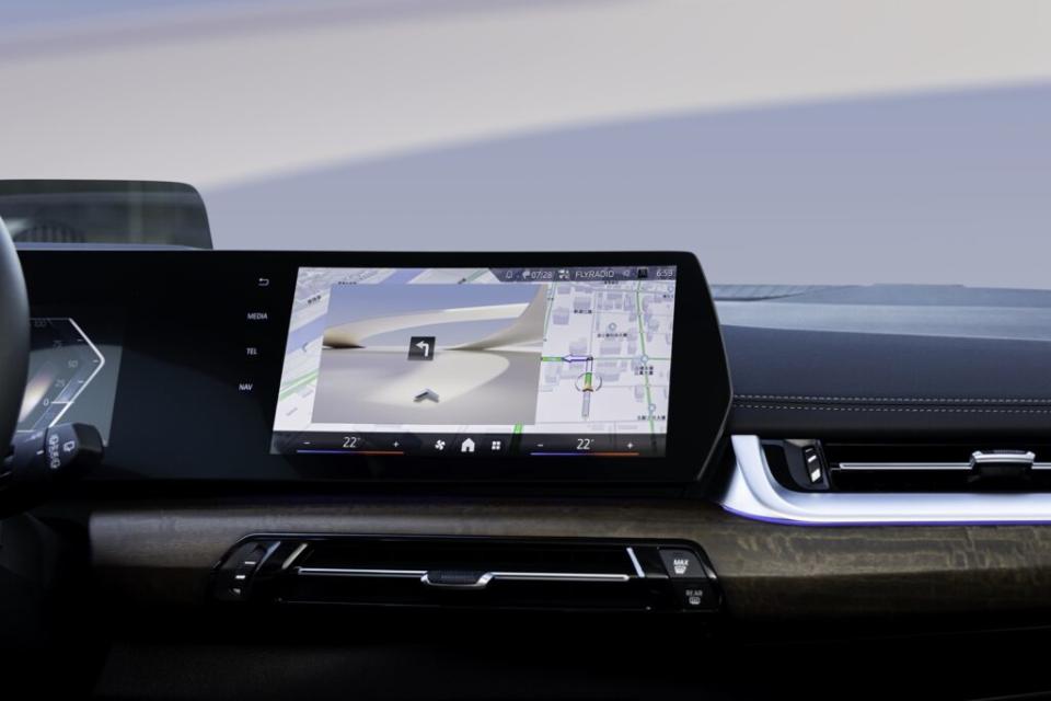 全新世代BMW 218i Active Tourer Luxury限量版提供「進階智能套件組」優惠選配，升級AR擴增實境導航功能、360度環景輔助攝影、360度環景碰撞錄影功能、遠端3D監控以及車況抬頭顯示器等科技配備，不僅超越同級更完美營造安全無虞且十分便利的用車體驗。(圖片提供：汎德)