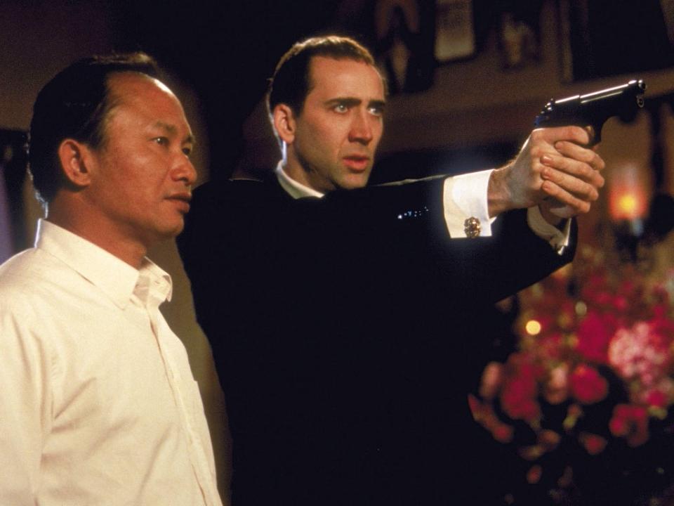 John Woo dando indicaciones a Nicolas Cage en el set de Face/Off (Paramount/Touchstone/Kobal/Shutterstock)