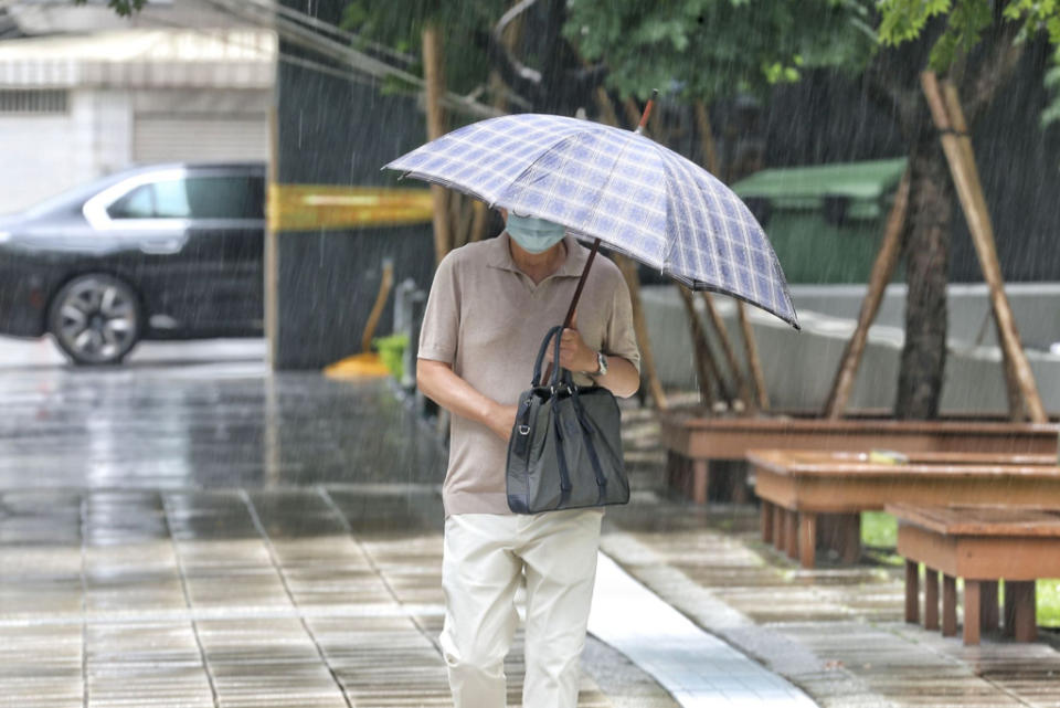 卡努颱風引進的西南風仍持續影響，氣象局6日針對4縣市發布豪雨特報。(圖／杜宜諳攝)