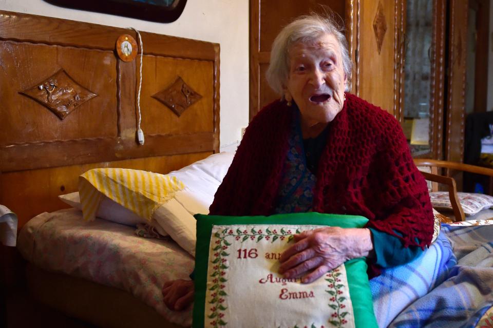 Emma Morano, en la imagen el día de su 116 cumpleaños, se hizo célebre en Italia por su longevidad, llegando a ser la más anciana del mundo antes de su fallecimiento en 2017 a los 117. En el país transalpino hay actualmente un 0,028% de población centenaria. (Foto: Olivier Morin / AFP / Getty Images).