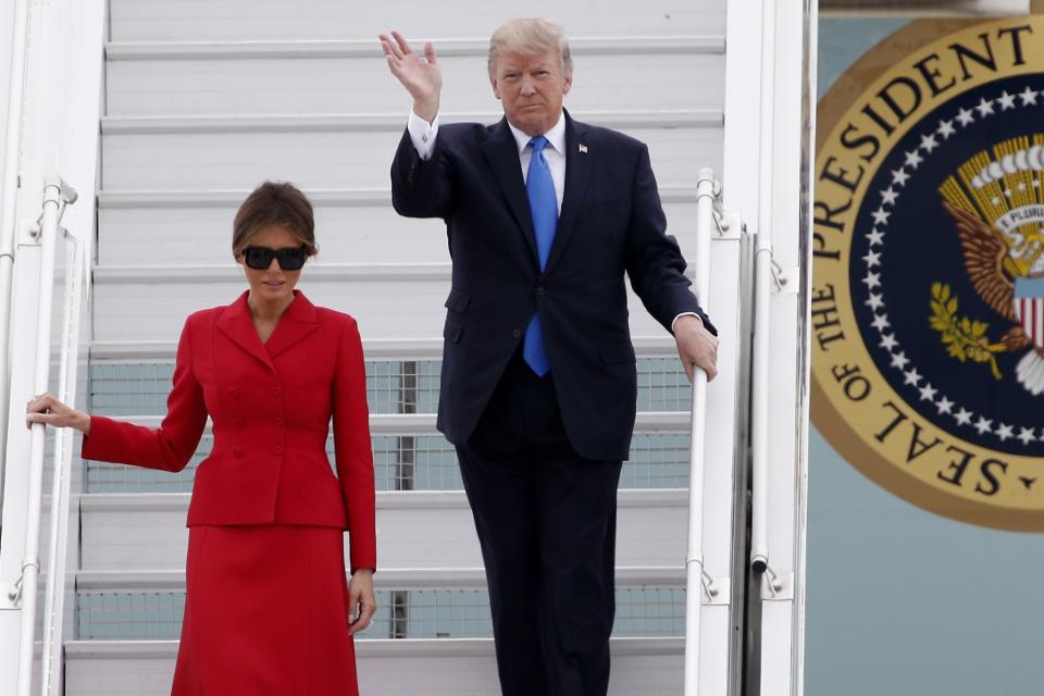 <p>El presidente Donald Trump y la primera dama Melania llegan al aeropuerto de Orly al sur de París. (Foto: Thibault Camus/AP) </p>