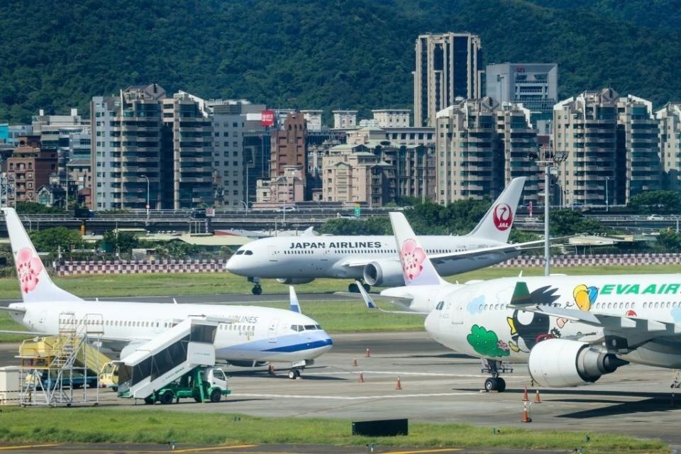 兩岸觀光旅遊產業，兩岸航線占航空業營收四成。（中央社，資料照）