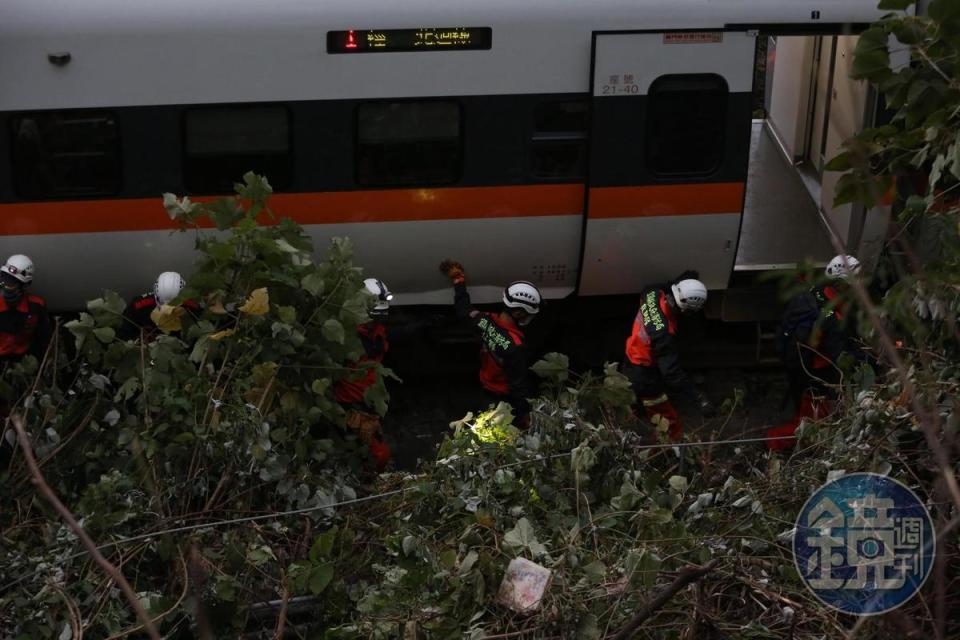 台鐵太魯閣號列車2日撞上邊坡滑落的工程車，造成出軌重大傷亡。