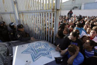 Family members of inmates argue with police at the entrance of the Topo Chico prison in Monterrey, Mexico, February 11, 2016. REUTERS/Daniel Becerril