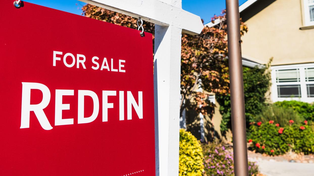 Nov 1, 2019 Santa Clara / CA / USA - Redfin managed house sale; Redfin is a real estate brokerage whose business model is based on sellers paying Redfin a small fee