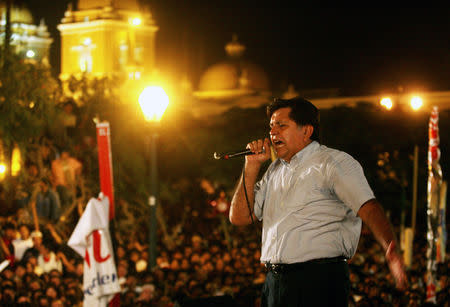 IMAGEN DE ARCHIVO. Alan García habla a la multitud en un acto en Trujillo durante una campaña a la presidencia. 4 de abril de 2006. REUTERS/Iván Alvarado