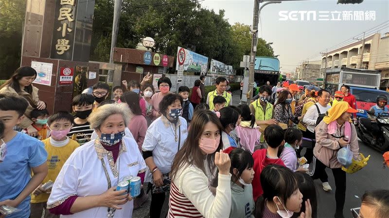 彰化縣員林市饒明國民小學在校門口為白沙屯媽祖進香的香燈腳加油。（圖／記者鄭尹翔、林宥村攝影）