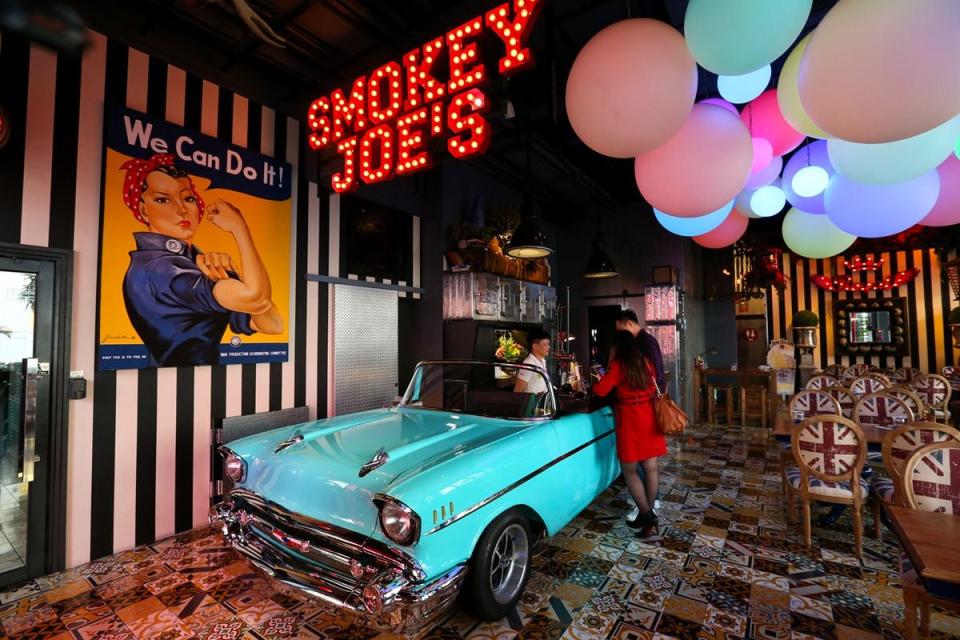 高雄鹽埕區「Smokey Joe's就是公寓旅店」，以美式復古為基底結合現代工業風，迎賓櫃檯就以一台真正的復古跑車改造，特別吸睛。