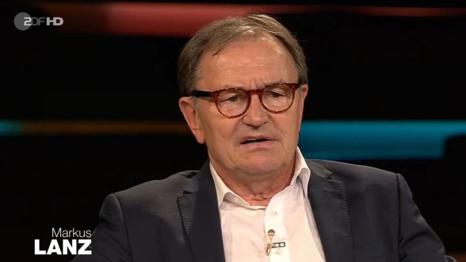 Ewald Lienen sitzt im Studio von Markus Lanz