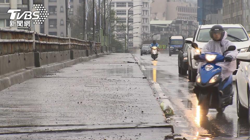 北台灣大雨狂炸。（圖／TVBS）