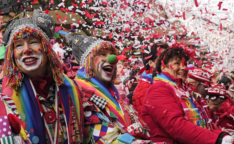 Juerguistas celebran el tradicional inicio del Carnaval en Colonia, Alemania, el jueves 16 de febrero de 2023. Es la primera vez desde el inicio de la pandemia que el Carnaval se celebra en Alemania sin restricciones por el coronavirus. (AP Foto/Martin Meissner)