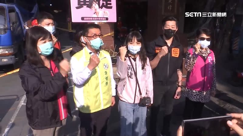 高雄市議員黃捷（右3）在罷免投票前最後一個假日，到鳳山傳統市場掃街。