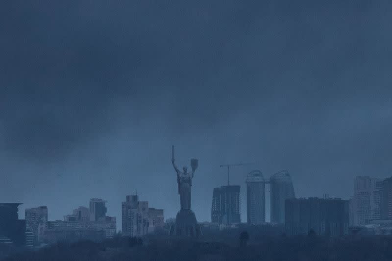 El humo se eleva sobre el monumento gigante 'Madre Patria' después de un ataque con misiles rusos en Kiev
