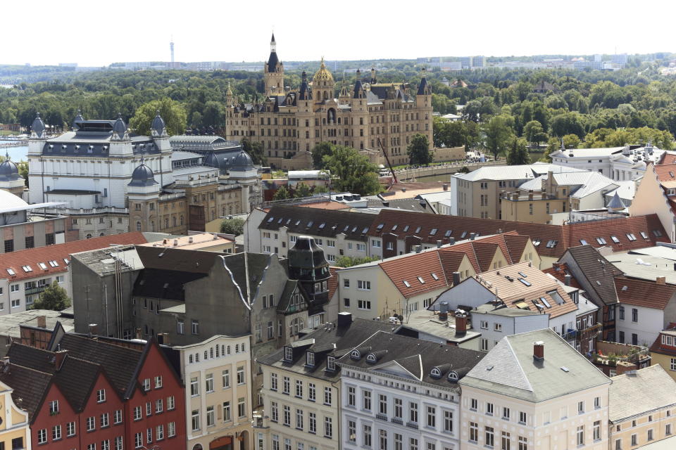 <b>Platz 32: Schwerin </b> <br> <br> Schwerin ist eine wunderschöne Stadt, die liebevoll restaurierte historische Altstadt lädt zum Flanieren ein, die Lage an diversen Seen macht die Region zu einem attraktiven Urlaubsziel - dennoch bildet die Hauptstadt von Mecklenburg-Vorpommern das Schlusslicht der DekaBank- Rangliste <br> <br> Als Gründe für das schlechte Abschneiden nannte die Bank unter anderem, dass ICE-Anschlüsse in der Region dünn gesät und der nächste große Flughafen weit entfernt seien. Nicht nur hinsichtlich der Zentralität liegt die Landeshauptstadt ganz hinten, sondern auch in Sachen Lebensqualität und Stabilität. Die Städte im "Keller" seien zudem vereint durch eine sprunghafte wirtschaftliche Entwicklung und eine geringe Beschäftigungsquote.(Bild: thinkstock)