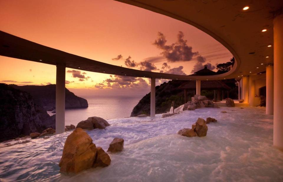 El Hotel Hacienda Na Xamena en Ibiza se encuentra ubicado en la isla sobre un acantilado de 180 metros de altura camuflado en un bosque de pinos.Cuenta con ocho piscinas de agua de mar unidas entre sí  por las que el agua fluye como una cascada natural hacia el mar.