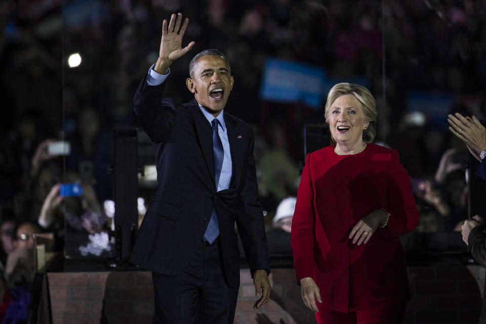 Obama and Hillary Clinton appear at rally at Independence Hall in Philadelphia, Nov. 7, 2016. (Brooks Kraft/Getty Images)