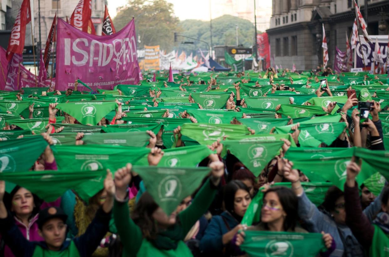 Buenos Aires, Argentina; 28 de mayo de 2019. Manifestación del movimiento feminista en apoyo a la presentación de la ley por el aborto legal, seguro y gratuito, en la cámara de diputados de la nación. <a href="https://www.shutterstock.com/es/image-photo/buenos-aires-argentina-may-28-2019-1410649103" rel="nofollow noopener" target="_blank" data-ylk="slk:Laura Rivas/Shutterstock;elm:context_link;itc:0;sec:content-canvas" class="link ">Laura Rivas/Shutterstock</a>