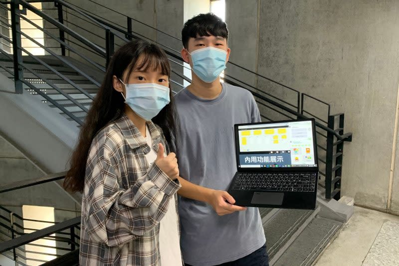 陳宜湞（左）、陳侑辰（右）等人參加「叡揚資訊暑期Chatbot開發黑客松」，脫穎而出獲獎。（元智大學提供）
