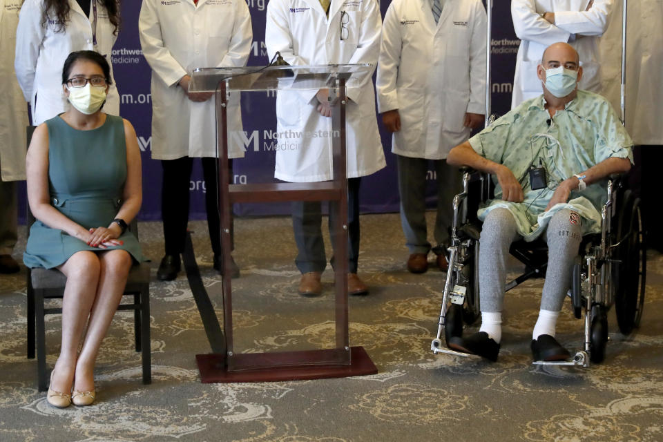 Mayra Ramirez, sentada a la izquierda, y Brian Kuhns, a la derecha, ambos sobrevivientes del COVID-19 gracias a un trasplante doble de pulmón, posan para la foto el jueves 30 de julio de 2020 después de su primera conferencia de prensa en el Hospital Northwestern Memorial en Chicago. (AP Foto/Charles Rex Arbogast)