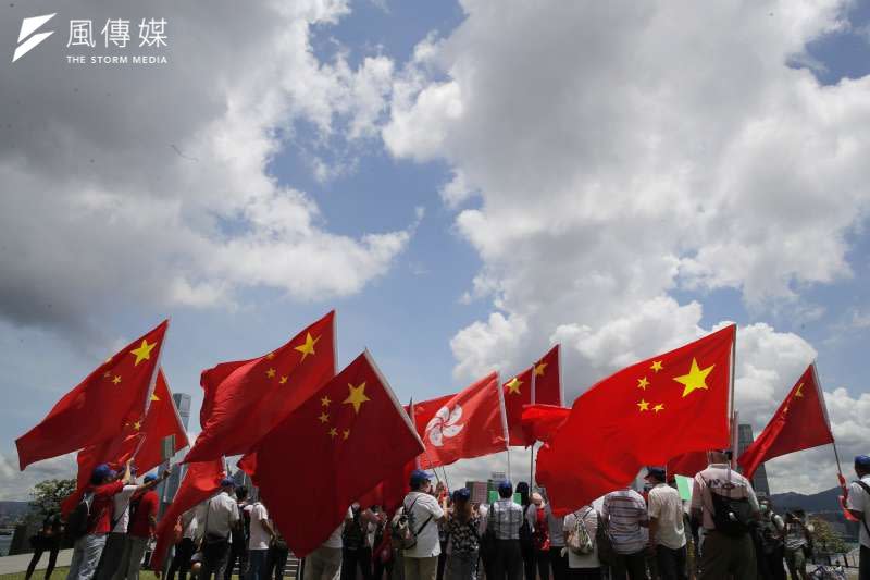 <cite>香港國安法：中國五星旗與香港紫荊花旗。（資料照，AP）</cite>