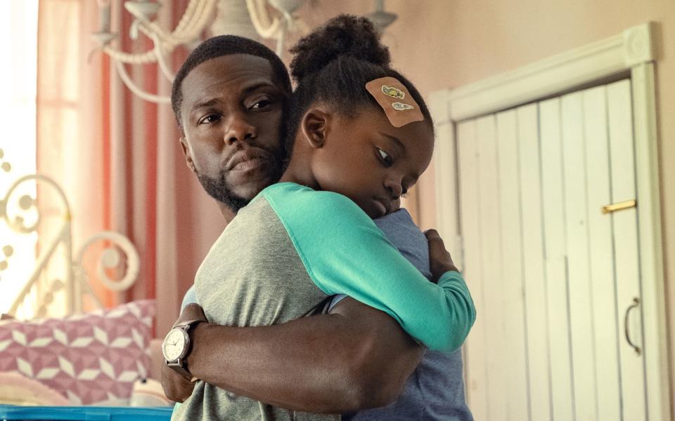 Matt (Kevin Hart) muss sich alleine um Maddy (Melody Hurd) kümmern. (Bild: Netflix / Philipp Bosse)