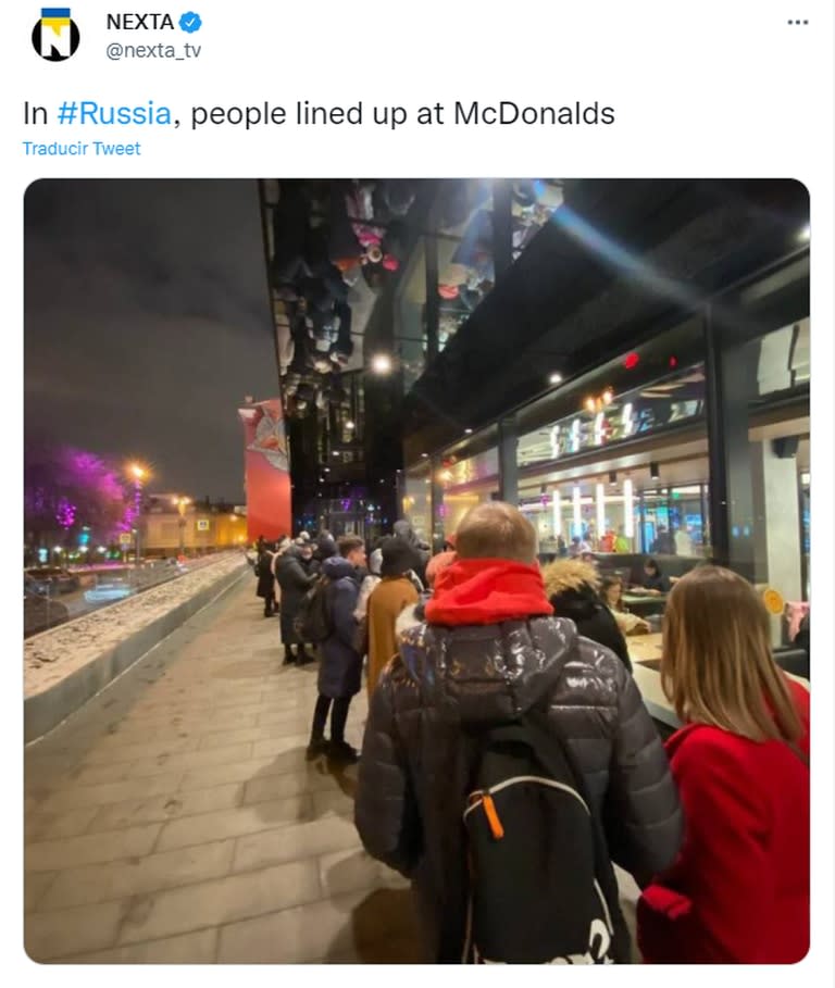 Largas filas afuera de un local de McDonald's en Rusia
