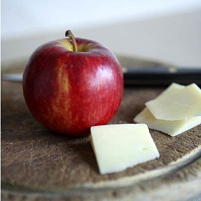 Apple slices with cheese