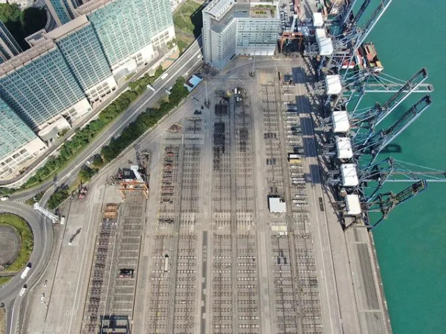 曾經繁榮的香港葵涌貨櫃碼頭，如今已有大片土地閒置，香港的貨物吞吐量已經退出全球前 10 的排名。   圖：翻攝自 @United_Of_China X 帳號