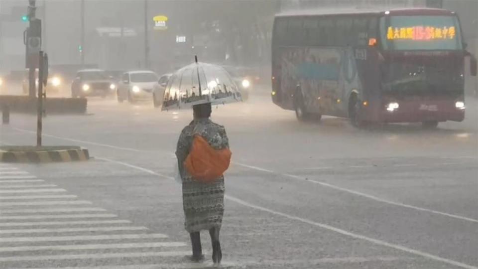 「軒嵐諾」颱風也帶來不少雨。（示意圖／東森新聞）