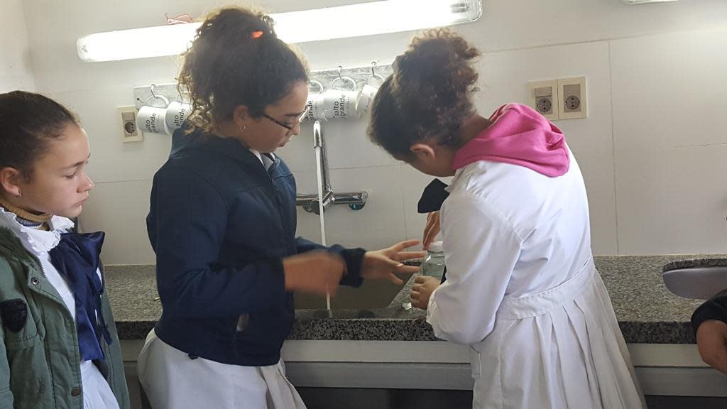 Los alumnos de la escuela de pueblo Olivera, Salto, Uruguay, experimentan en clase.