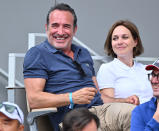 <p>L'acteur Jean Dujardin et sa compagne la patineuse Nathalie Péchalat lors de la finale hommes de Roland-Garros, le 11 juin 2023. (Photo by Mustafa Yalcin/Anadolu Agency via Getty Images)</p> 