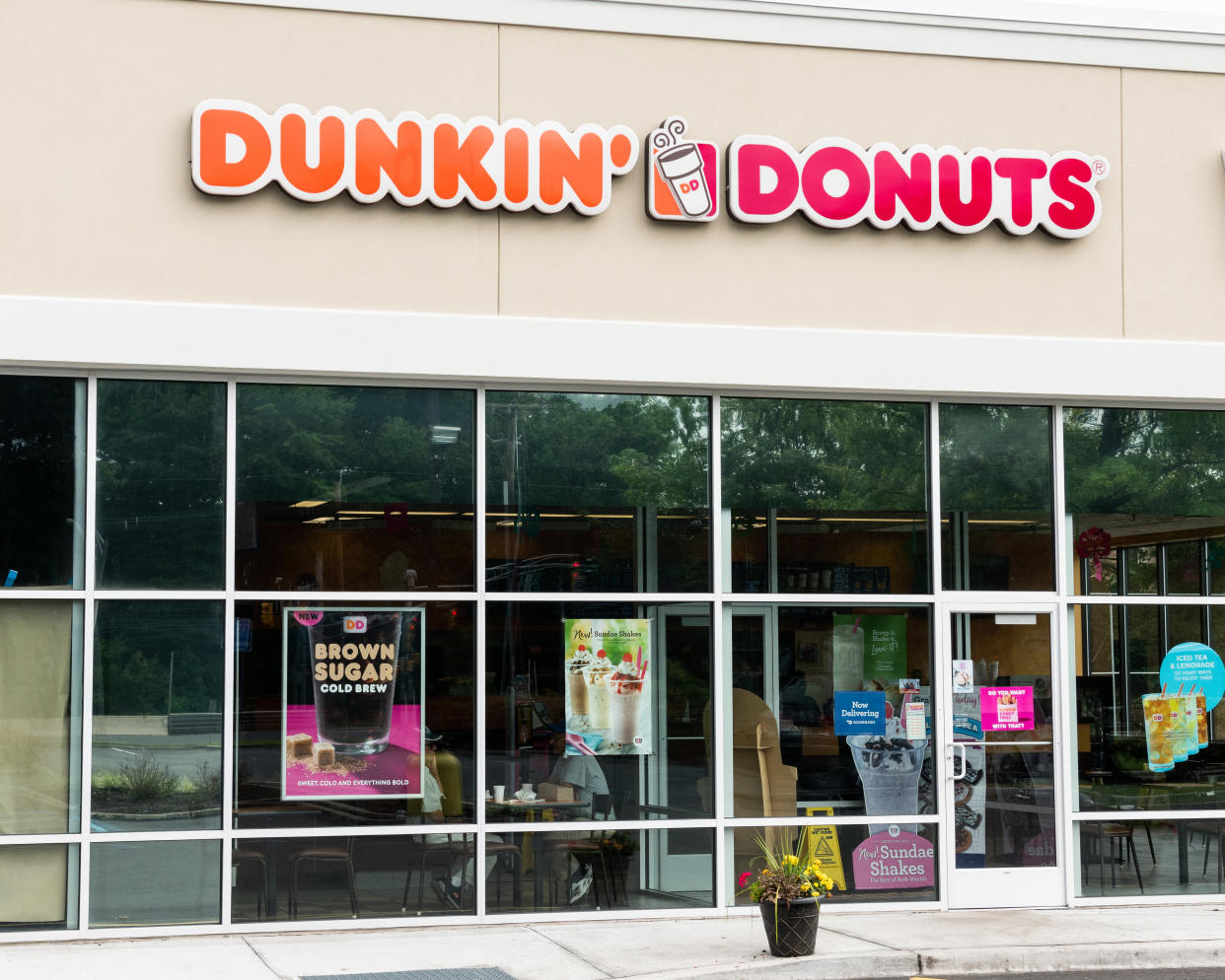 The owner of a Santa Fe Dunkin’ franchise sticks by her decision to kick a black man out of her store. (Photo: Getty Images)