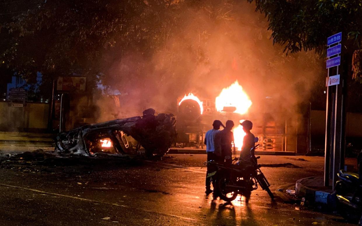 A bus burns close to Sri Lanka's outgoing Prime Minister Mahinda Rajapaksa's official residence, in Colombo May 9, 2022 - Ishara S. Kodikara /AFP 