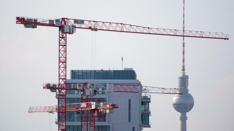 Werden mehr Miet- zu Eigentumswohnungen, verschärfen sich die Schwierigkeiten für Mieter, eine Wohnung zu finden. Foto: dpa