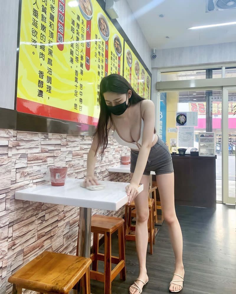 ▲女店員彎腰清桌面，好身材一覽無遺。（圖／MIGA 冰冰 IG）