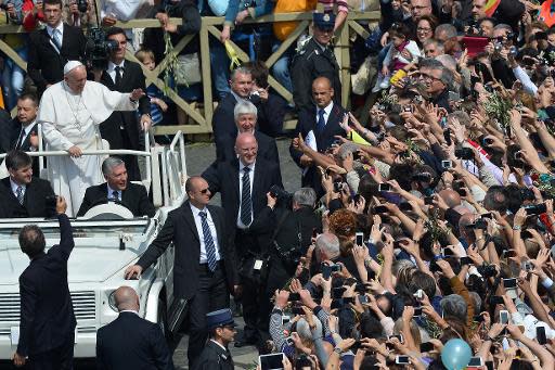 El papa Francisco saluda a la multitud de feligreses reunida para la misa del Domingo de Ramos, el 13 de abril de 2014 en el Vaticano (AFP | Vincenzo Pinto)