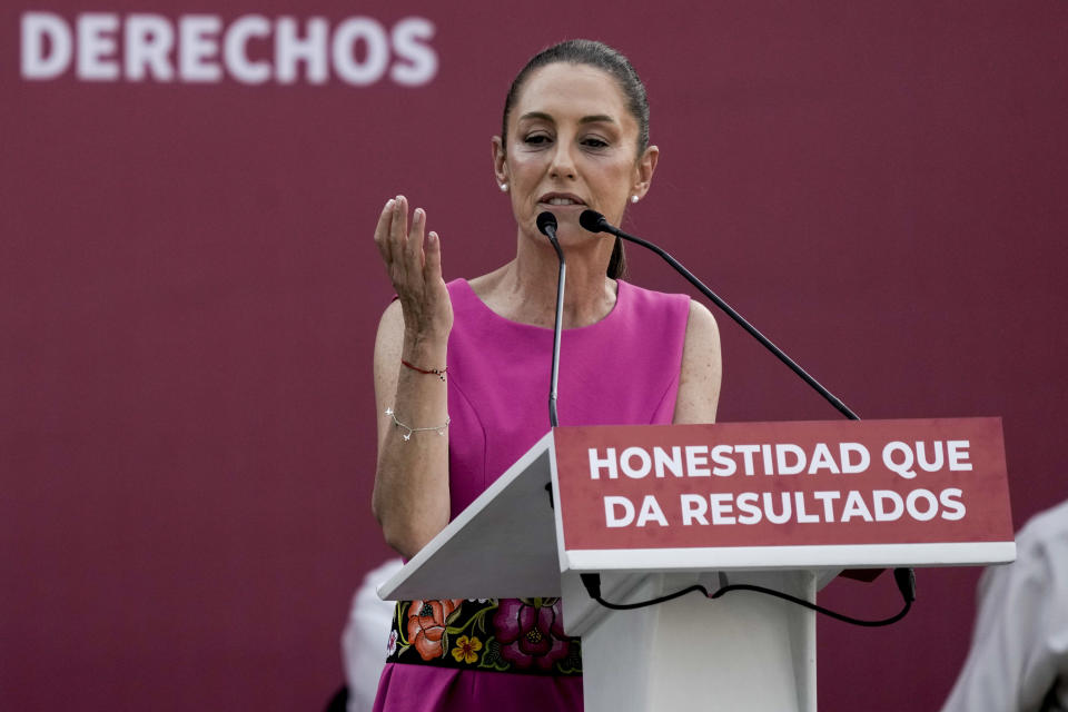 La alcaldesa de la Ciudad de México, Claudia Sheinbaum, habla con sus simpatizantes durante un mitin antes de dejar el cargo de alcaldesa, en el Monumento a la Revolución, en la Ciudad de México, el jueves 15 de junio de 2023. La alcaldesa de la Ciudad de México anunció el jueves que renuncia a su cargo para participar en la carrera primaria para las elecciones presidenciales del país de 2024. (Foto AP/Eduardo Verdugo)